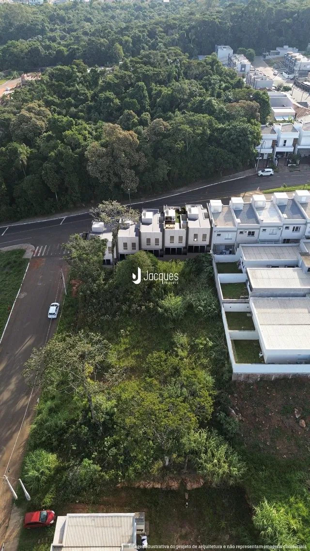 Vista aérea de um conjunto de casas modernas em Lajeado, Brasil, cercadas por vegetação densa.
