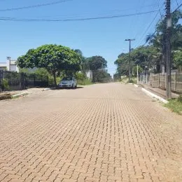Vista da rua pavimentada em Lajeado, Brasil.
