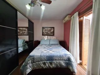 Quarto com cama grande e armário em um imóvel no Brasil.