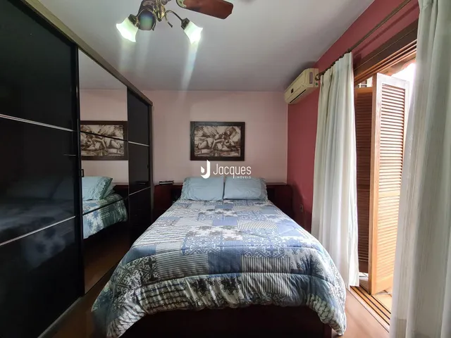 Quarto com cama grande e armário em um imóvel no Brasil.