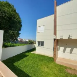 Fachada de uma residência em Lajeado, Brasil, com gramado frontal.