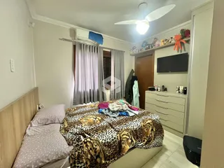 Quarto com cama e armário em ambiente interno.