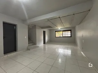 Interior de uma sala com piso de cerâmica e paredes brancas.