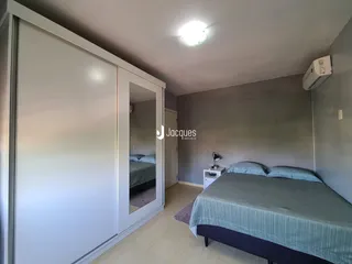Quarto com armário e cama em um imóvel no Brasil.