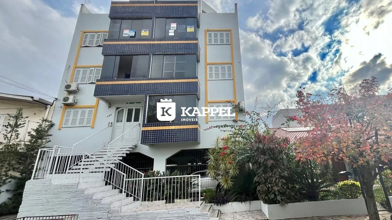 Fachada de um prédio residencial moderno com escadaria externa em Lajeado.
