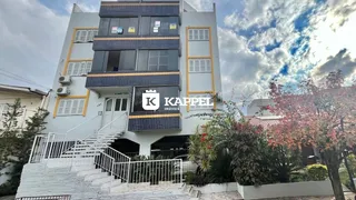 Fachada de um prédio residencial moderno com escadaria externa em Lajeado.