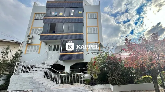 Fachada de um prédio residencial moderno com escadaria externa em Lajeado.