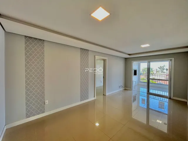 Vista interna de um ambiente com piso claro e paredes em tons de cinza.