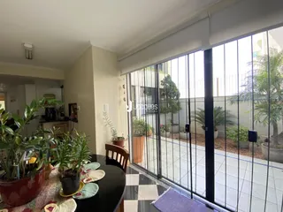 Sala de estar com porta de vidro dando para um pátio externo.