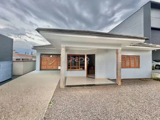 Fachada de uma residência moderna em Lajeado, Brasil.