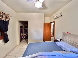 Quarto com cama e ar-condicionado em um imóvel no Brasil.