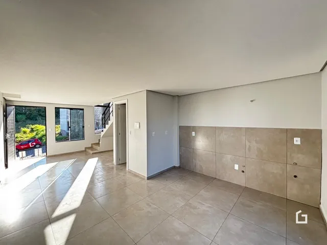 Vista do interior de uma área comum com piso de cerâmica.