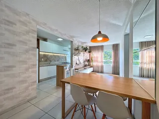 Interior de uma sala de estar com cozinha aberta em Lajeado, Brasil.