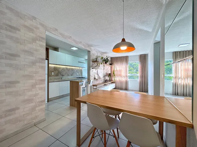 Interior de uma sala de estar com cozinha aberta em Lajeado, Brasil.