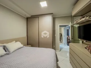 Quarto com cama e armários em um apartamento em Lajeado.