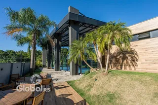 Vista externa de uma área de lazer com deck e jardim em Lajeado.