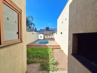 Foto de uma área externa com piscina e deck em um imóvel.