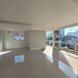 Foto de um espaço interno amplo com piso claro.