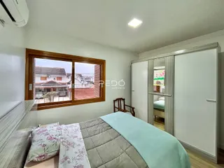 Quarto com janela de vista para casas na Lajeado.