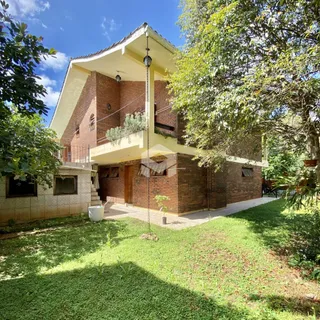 Fachada de uma residência em Lajeado, Brasil, com jardim frontal.