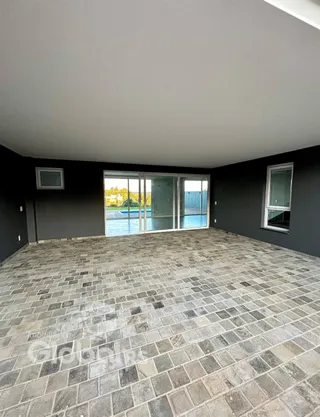 Ambiente interno com piso de ladrilhos no imóvel.