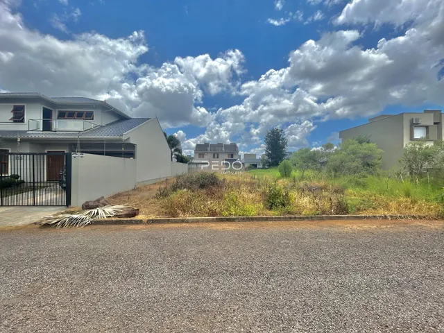 Vista externa de uma propriedade em Lajeado, Brasil, com cerca e vegetação ao fundo.
