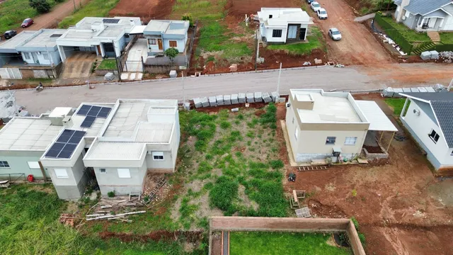 Foto aérea de um terreno em desenvolvimento com construções residenciais.