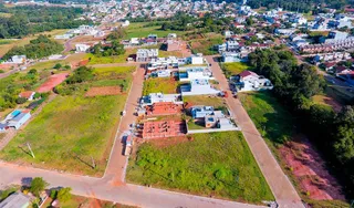 Vista aérea de um terreno aberto com vegetação em Lajeado, Brasil.