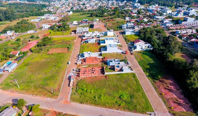 Vista aérea de um terreno aberto com vegetação em Lajeado, Brasil.