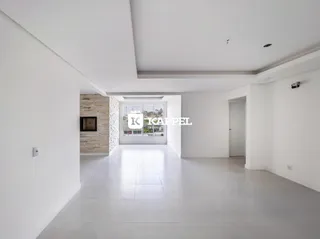 Hall de entrada com paredes brancas e piso claro.