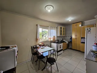 Uma sala de jantar com cozinha é mostrada na propriedade.