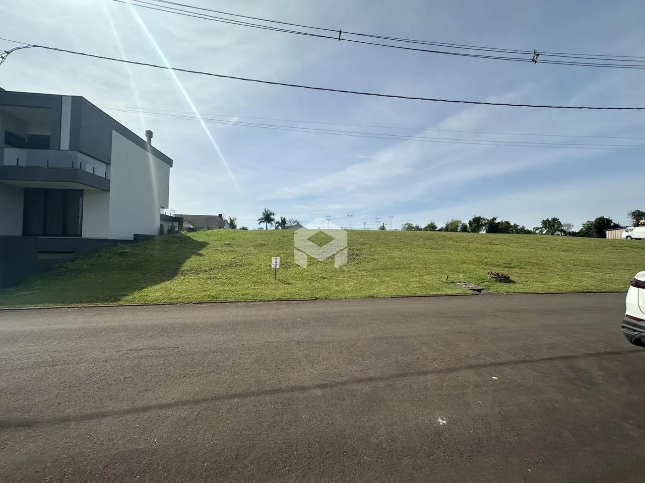 Fachada de uma residência com gramado extenso em Lajeado, Brasil.