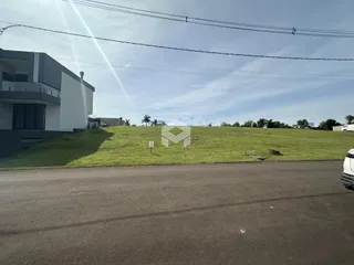 Fachada de uma residência com gramado extenso em Lajeado, Brasil.