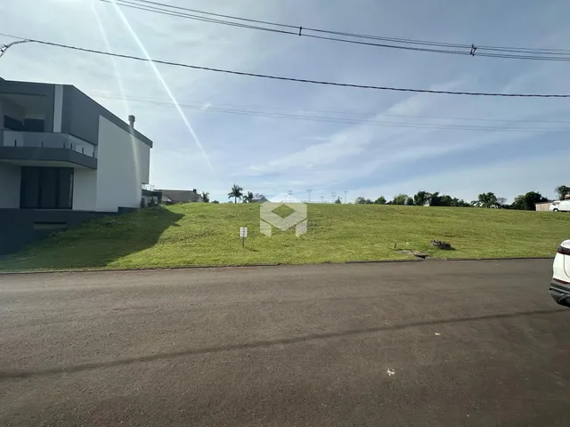Fachada de uma residência com gramado extenso em Lajeado, Brasil.