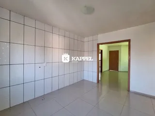 Esta é uma foto de um cômodo interno com paredes brancas e piso de cerâmica.