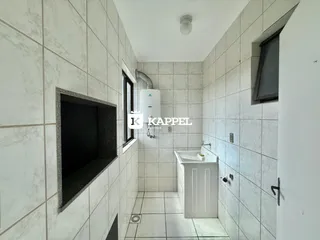Esta é uma foto de um banheiro com revestimento de azulejos brancos e bancada.