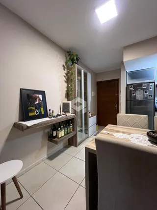 Ambiente interno de uma sala com piso de cerâmica e decoração de madeira.