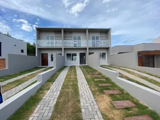 Fachada de um prédio residencial em Lajeado, Brasil, com jardim frontal e calçadas.