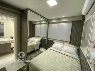 Quarto com cama e janela com persianas em Lajeado, Brasil.