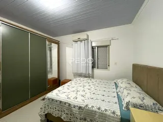 Quarto com cama e guarda-roupa em um imóvel.