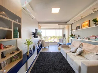 Sala de estar moderna com vista para o exterior e decoração contemporânea.