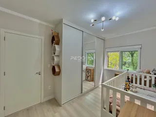Quarto com janela e porta em um imóvel em Lajeado, Brasil.