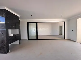 A sala apresenta paredes brancas e um piso claro.