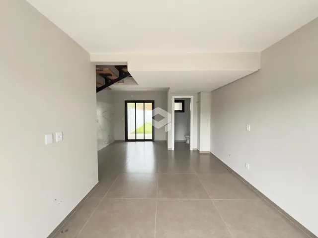 Hall de entrada com piso de cerâmica e paredes brancas.