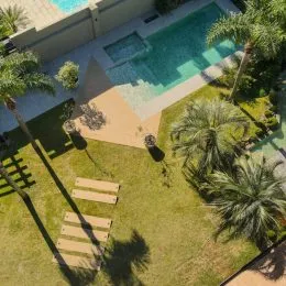 Uma foto externa mostra uma piscina e um jardim em uma propriedade em Lajeado, Brasil.