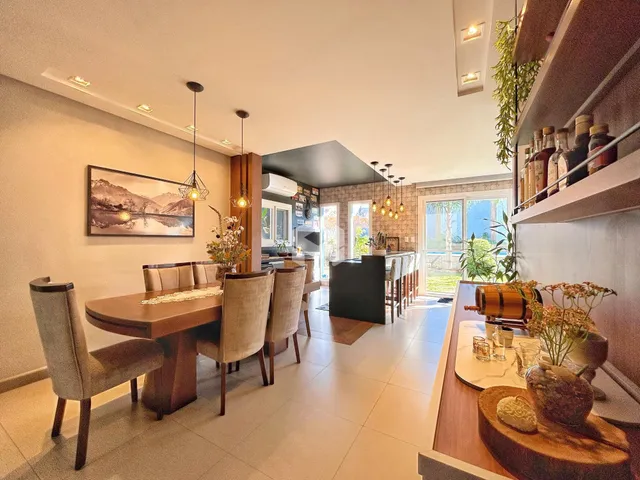 Ambiente interno de uma sala de jantar e cozinha em um imóvel no Brasil.
