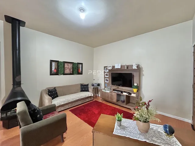 Sala de estar com lareira e sofá em ambiente residencial.