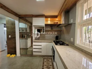 Foto de uma cozinha moderna com armários brancos e bancada clara.