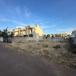 Vista externa de um terreno seco com vegetação rasteira em Lajeado.