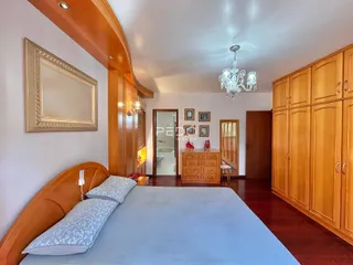 Quarto com armário e piso de madeira.